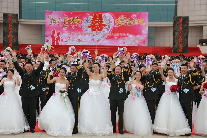 百对新人喜结连理，火箭军某部隆重举行集体婚礼